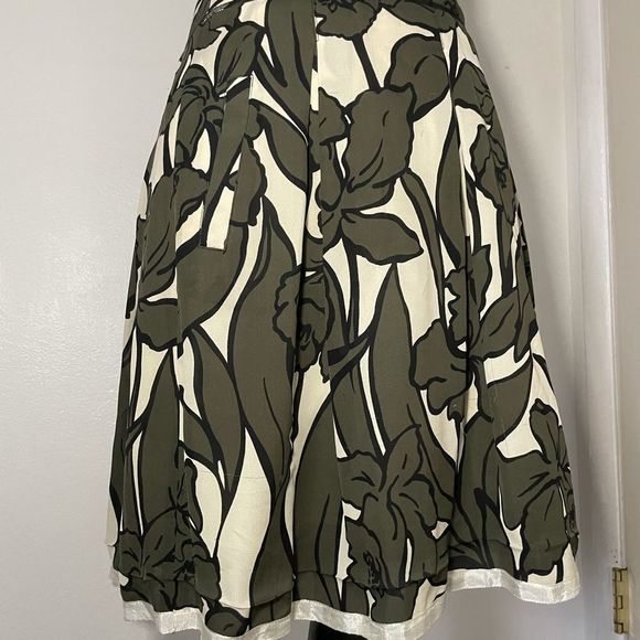 BCBGMaxAzria Green Floral Silk Pocketed Skirt Size 2 - Picture 3 of 5
